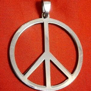 Медальон Peace символ от медицинска стомана на червен фон