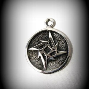 Амулет Metallica Ninja Star от медицинска стомана на бял фон