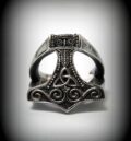 Мъжки пръстен стомана с Чука на Тор (Mjölnir) и викингски спирални орнаменти