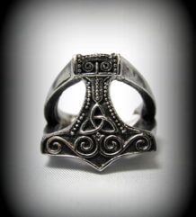 Мъжки пръстен стомана с Чука на Тор (Mjölnir) и викингски спирални орнаменти