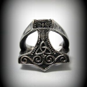 Мъжки пръстен стомана с Чука на Тор (Mjölnir) и викингски спирални орнаменти