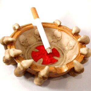 Пепелник със скелет на ръка и черепи