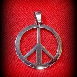 Колие знак за мир медицинска стомана на червен фон