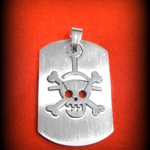Колие плочка пиратски череп One Piece медицинска стомана на червен фон