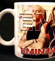 Много яка чаша на рапъра Eminem