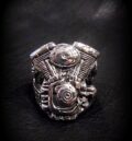 Масивен рокерски пръстен от медицинска стомана с форма на V-twin двигател