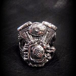 Масивен рокерски пръстен от медицинска стомана с форма на V-twin двигател