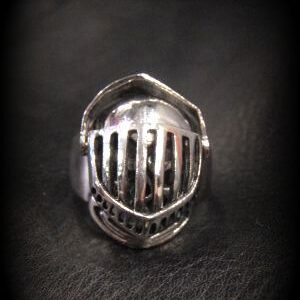 Готически пръстен от медицинска стомана с рицарски шлем и кръст - Hover Image