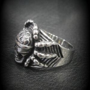 Пръстен с череп от медицинска стомана и костеливи ръце - Hover Image