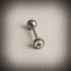 Медицински стоманен пиърсинг за език с мотив на скорпион върху бял фон
