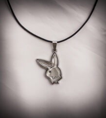 колие Playboy Bunny на черна кожена връв