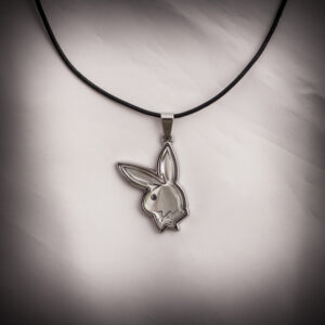 колие Playboy Bunny на черна кожена връв