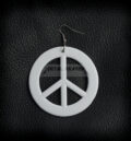 Голяма бяла висяща обеца за ухо със знака на хипитата Peace от PVC