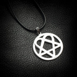 Висулка Heartagram HIM от медицинска стомана върху черна кожена подложка