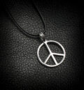 Дамски медальон със знака Peace