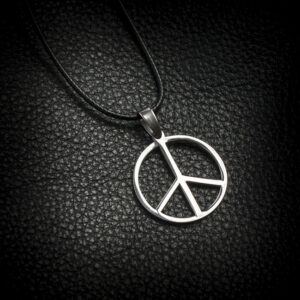 Висулка символ на мира Peace от медицинска стомана върху черна кожена подложка