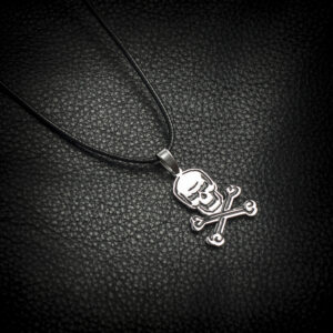 Висулка череп с кръстосани кости Jolly Roger от медицинска стомана върху черна кожена подложка