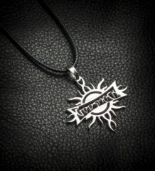 Медальон на Godsmack със слънцето