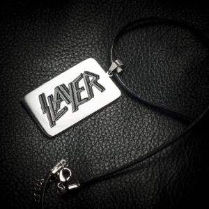 Стоманено колие Slayer с черна връзка върху тъмна кожа