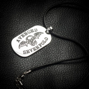 Стоманена военна плочка Avenged Sevenfold с черна връзка върху тъмна кожа