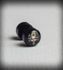 Черна обеца ухо тип флеш 1.2mm с изображение на череп