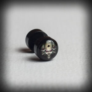Черна обеца ухо тип флеш 1.2mm с изображение на череп