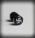 Черна обеца ухо тип флеш 1.2mm със сребрист символ