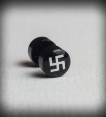 Черна обеца ухо тип флеш 1.2mm със сребрист символ