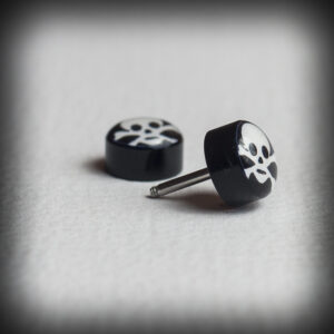 Черна обеца ухо тип флеш с череп и кости 1.2x6.3mm - Hover Image