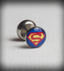 Стоманена обеца за ухо имитация на флеш с логото на Superman