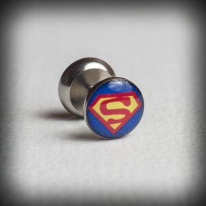 Стоманена обеца за ухо имитация на флеш с логото на Superman