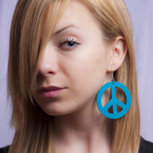 Хипи обеца за ухо синя Peace дърво - Hover Image