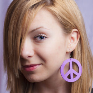 Хипи обеца за ухо лилава Peace дърво - Hover Image