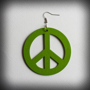 Голяма зелена висяща обеца за ухо със знака Peace от дърво