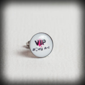 Обеца за ухо VIP Body Art 9.6 мм. с логото на марката