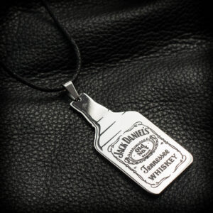Стоманено колие бутилка Jack Daniel's с черна връзка върху тъмна кожа