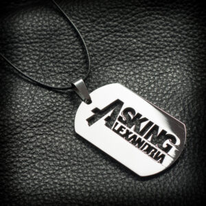 Стоманено колие Asking Alexandria с черна връзка върху тъмна кожа