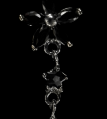 Сребриста обеца за пъп с черни кристали във формата на цвете и малка висяща звезда