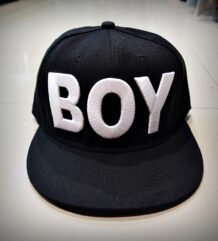Качествена черна шапка с права козирка и релефна бяла бродерия BOY