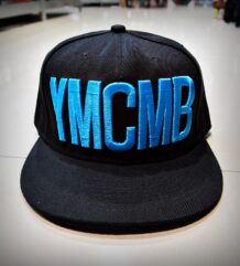 Черна хип-хоп шапка YMCMB със синя релефна бродерия на надписа