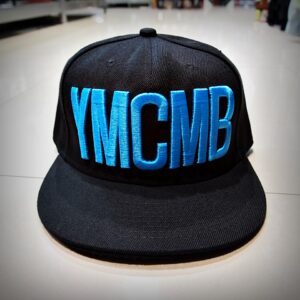 Черна хип-хоп шапка YMCMB със синя релефна бродерия на надписа