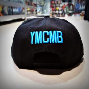 Хип-хоп шапка YMCMB – Черен Snapback със синя 3D бродерия - Hover Image