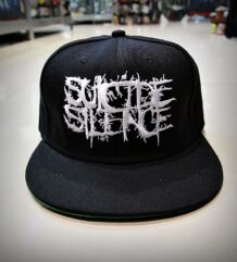 Черна евтина метъл шапка с козирка Suicide Silence с бяла релефна бродерия