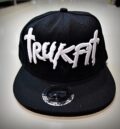 Черна евтина хип-хоп шапка Trukfit с бяла релефна бродерия