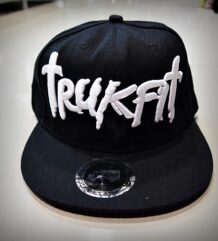 Черна евтина хип-хоп шапка Trukfit с бяла релефна бродерия