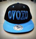 Черна хип-хоп шапка с права козирка OVOXO със светлосиня релефна бродерия