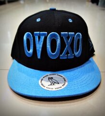 Черна хип-хоп шапка с права козирка OVOXO със светлосиня релефна бродерия