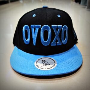 Черна хип-хоп шапка с права козирка OVOXO със светлосиня релефна бродерия