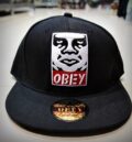 Черна хип-хоп шапка с права козирка OBEY с бяла релефна бродерия на логото