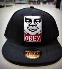 Черна хип-хоп шапка с права козирка OBEY с бяла релефна бродерия на логото